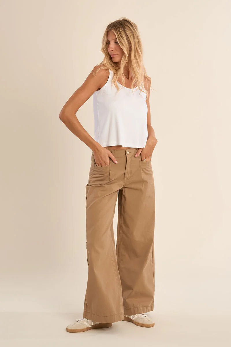 High-Waisted Wide Leg Jeans with Patch Pockets – Flattering Stretch Denim