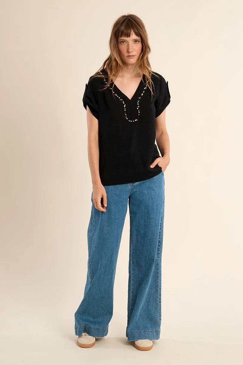 Beaded Collar V-Neck Tee – Straight Fit Short Sleeve Top