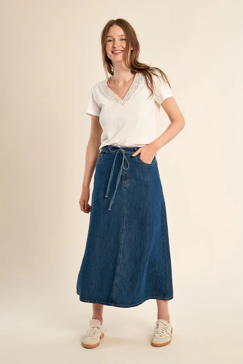 Straight Fit V-Neck Tee with Openwork Cutouts – Flattering Short Sleeve Top