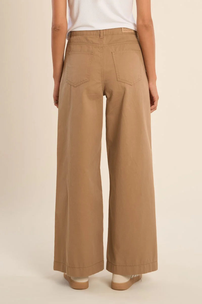 High-Waisted Wide Leg Jeans with Patch Pockets – Flattering Stretch Denim