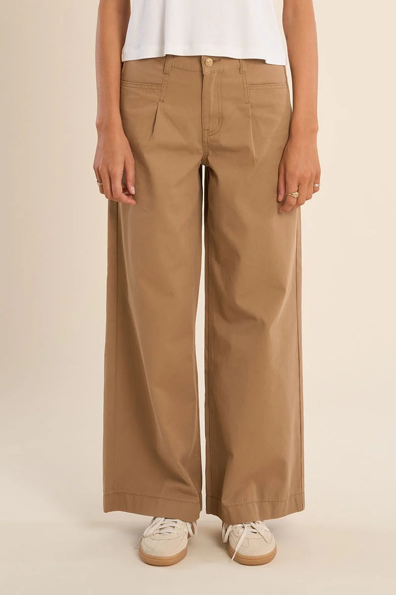 High-Waisted Wide Leg Jeans with Patch Pockets – Flattering Stretch Denim