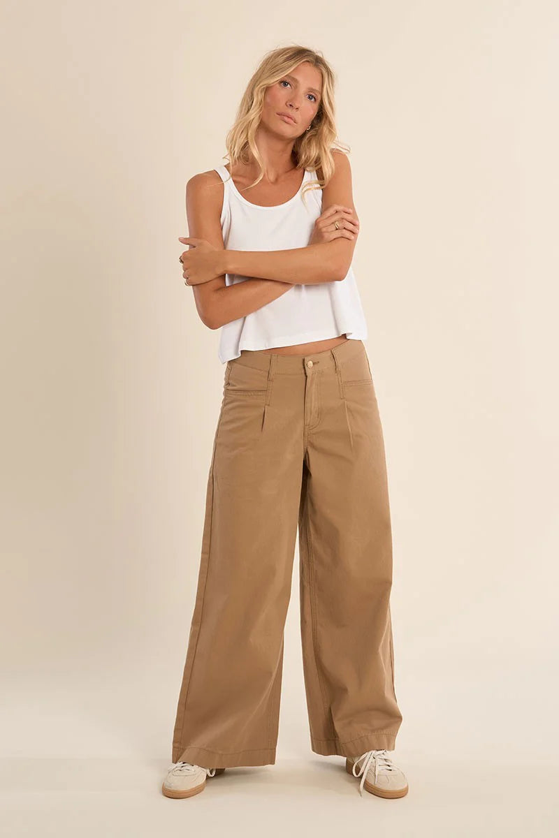 High-Waisted Wide Leg Jeans with Patch Pockets – Flattering Stretch Denim