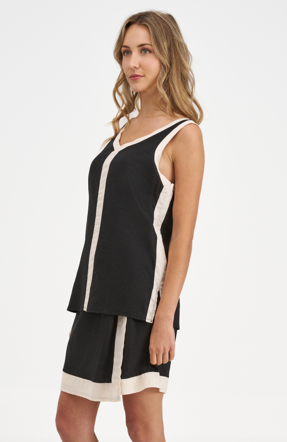 Made in Italy V-Neck Sleeveless Colour Block Top – Flattering Black & White Summer Tank